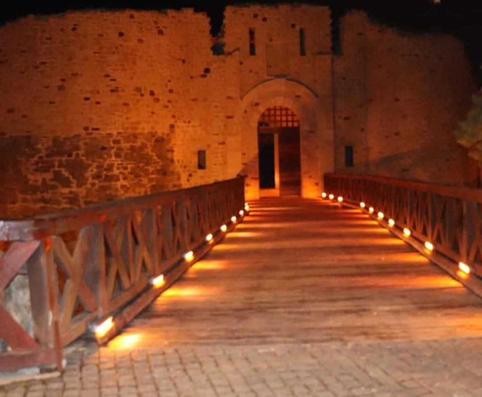 Cetatea de Scaun a Sucevei iluminată în portocaliu pentru a marca Ziua Mondială a Siguranței Pacientului