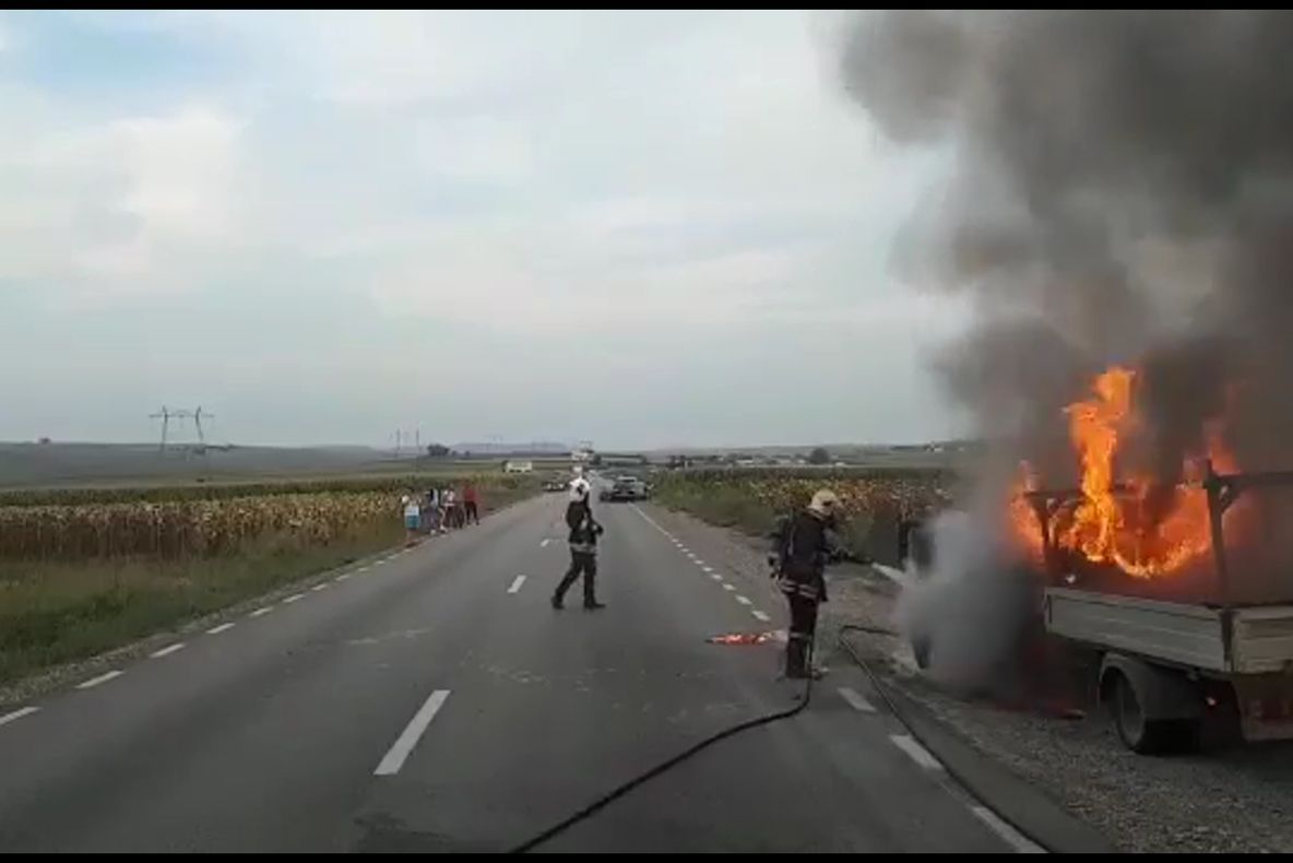 O autoutilitară a luat foc în mers, pe raza localității Cumpărătura VIDEO