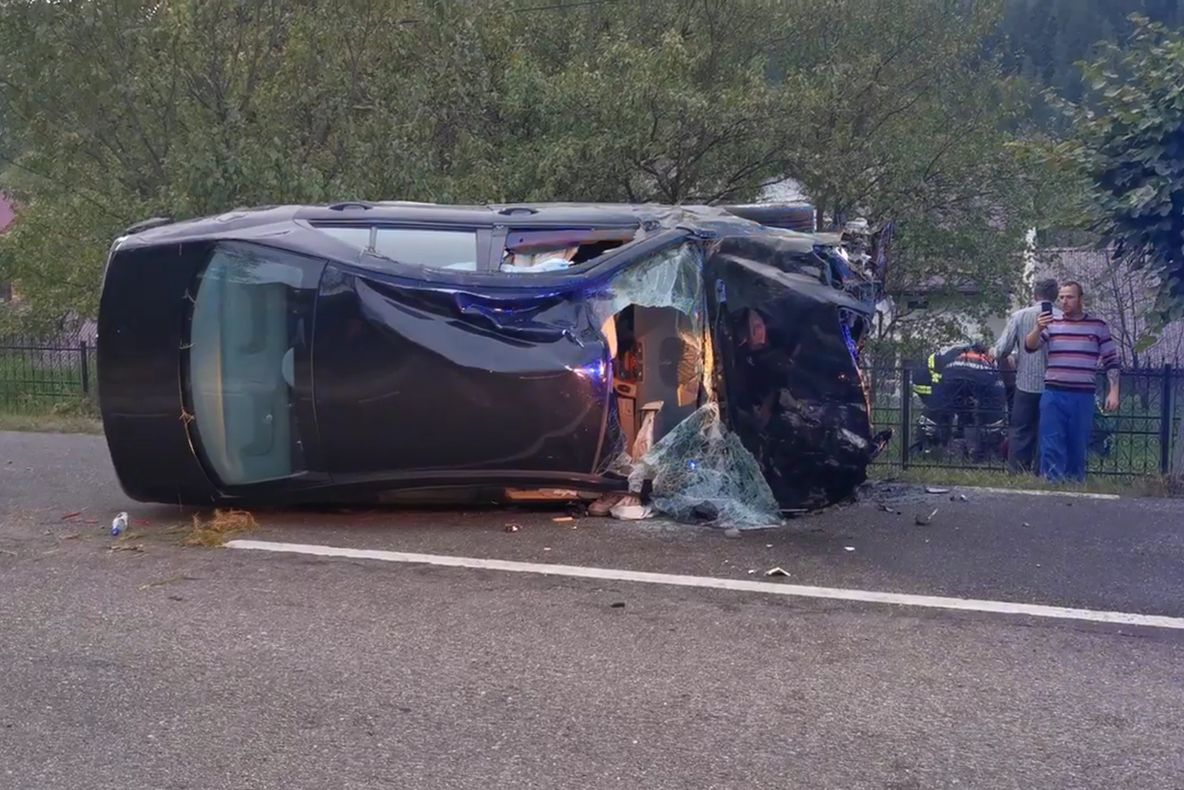 Un șofer beat s-a izbit cu mașina într-un podeț, după care s-a răsturnat VIDEO