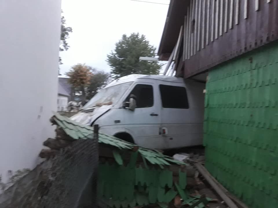 Un șofer din Frătăuții Noi a dărâmat cu autoutilitara pereții unei case FOTO