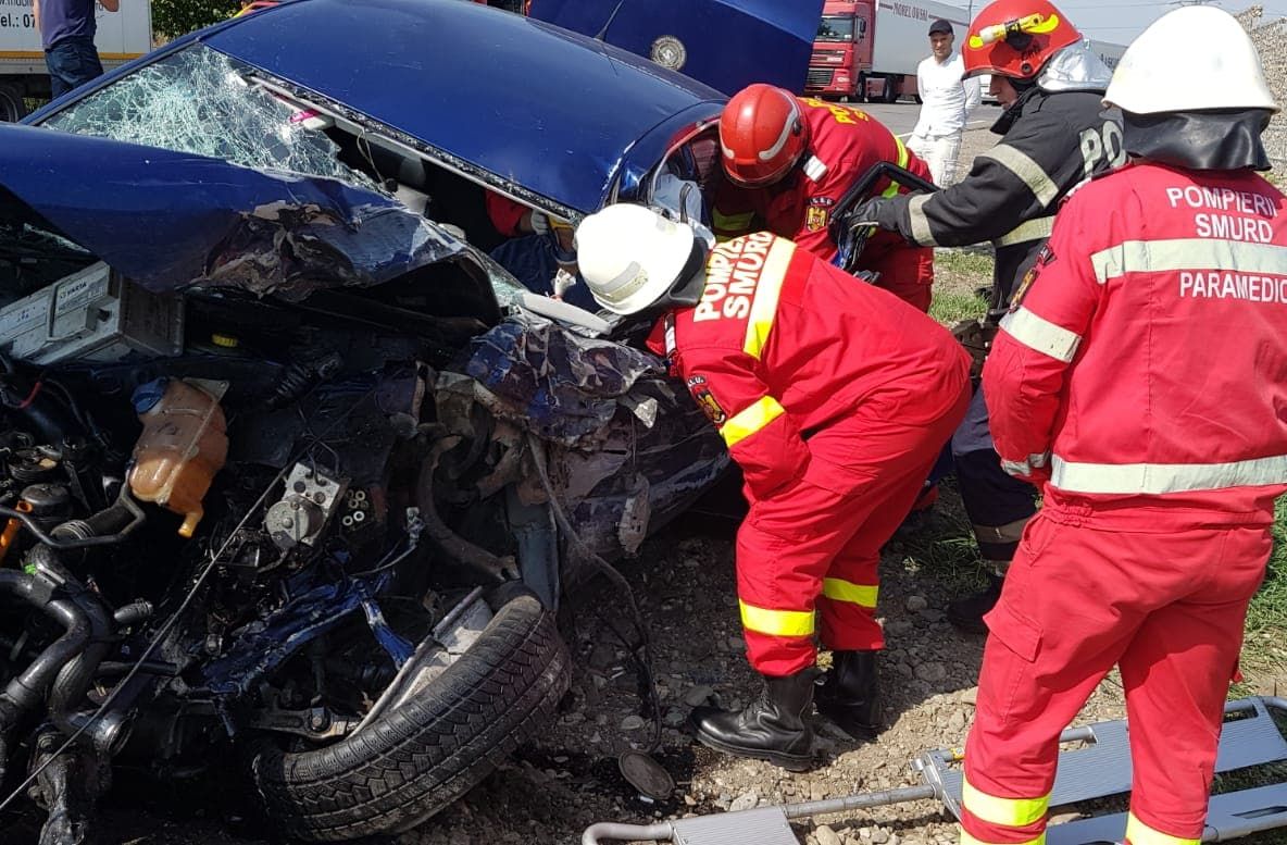 Accident grav la ieșire din Fălticeni. Un șofer a rămas încarcerat VIDEO