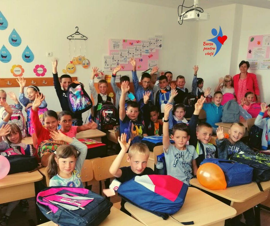 Peste o sută de ghiozdane echipate, donate copiilor din Baia