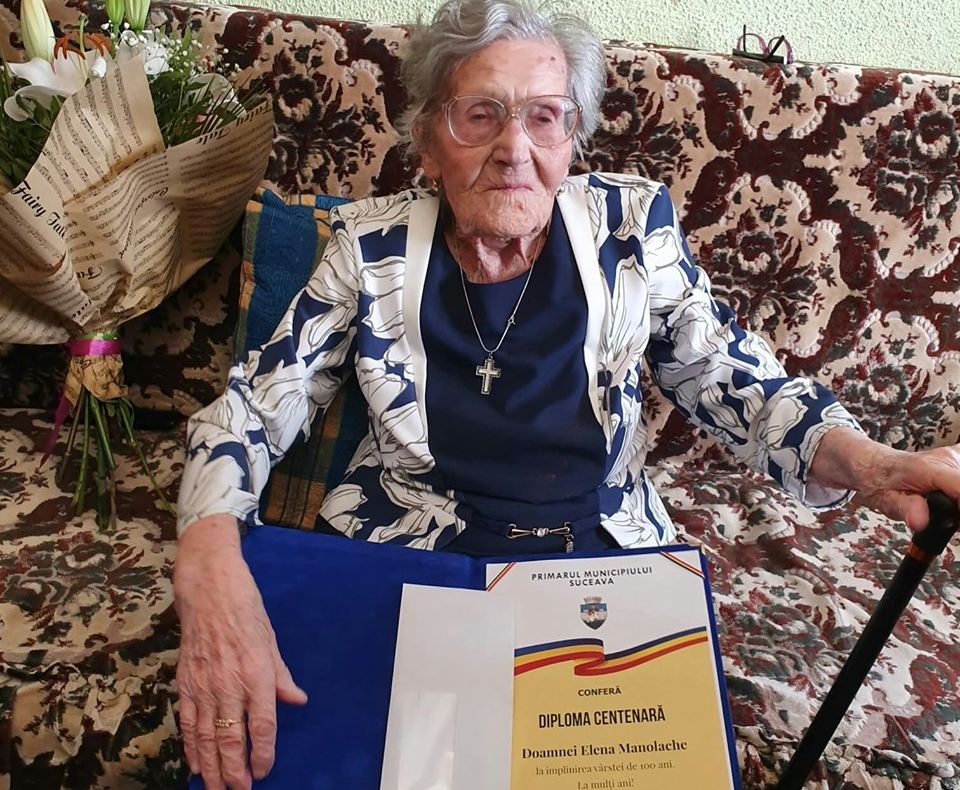 Suceveanca Elena Manolache felicitată de municipalitate la împlinirea vârstei de 100 de ani FOTO