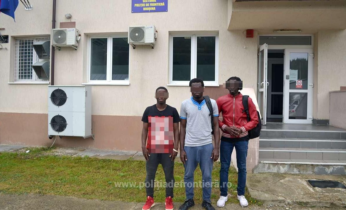 Trei tineri din Guineea și Coasta de Fildeș prinși de polițiștii de frontieră suceveni după ce au intrat ilegal din Ucraina în România FOTO