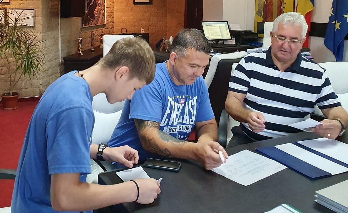 Vicecampion european la box și antrenorul lui, premiați cu bani de administrația locală