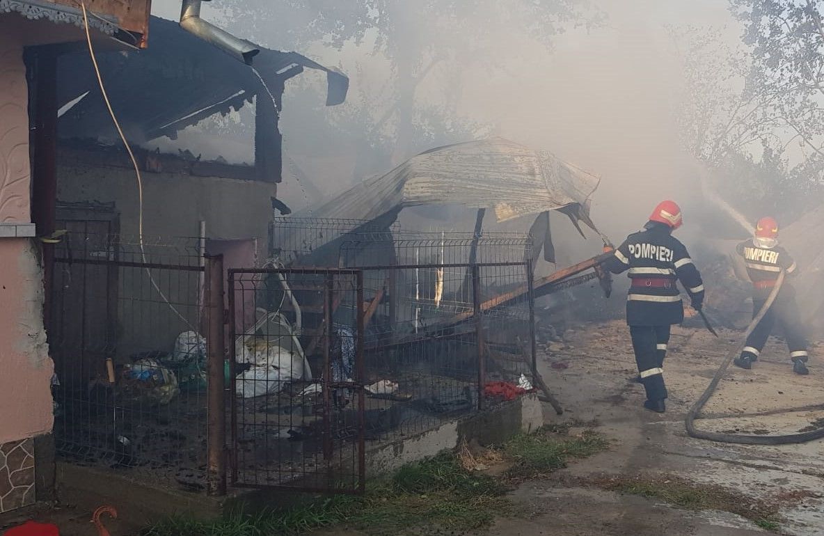 Incendiu puternic la o gospodărie din Bogata VIDEO