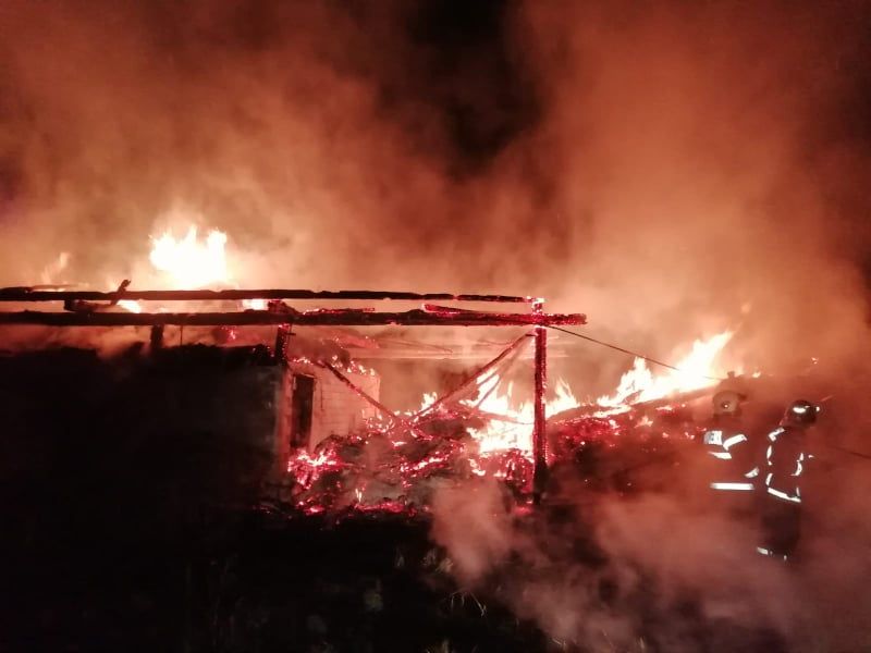 O casă și două anexe au fost distruse de un incendiu. Pompierii s-au luptat patru ore cu flăcările VIDEO