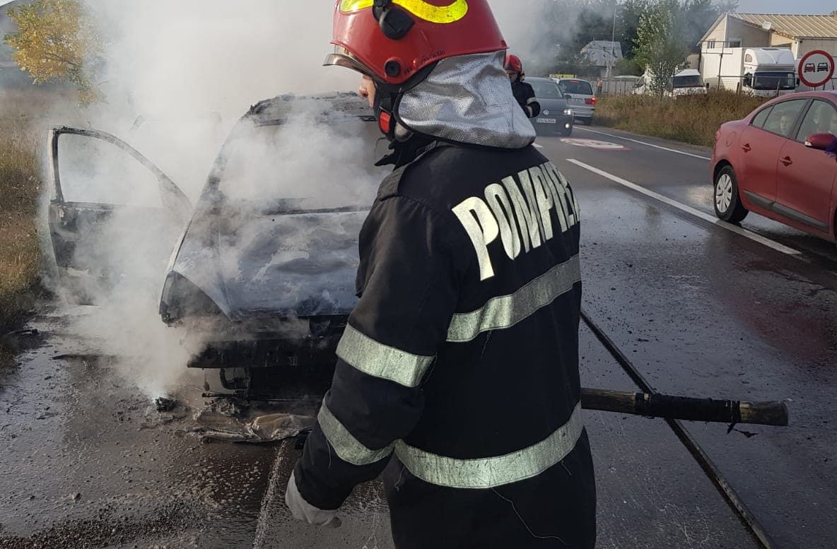 Un autoturism a luat foc în mers, la Spătărești VIDEO