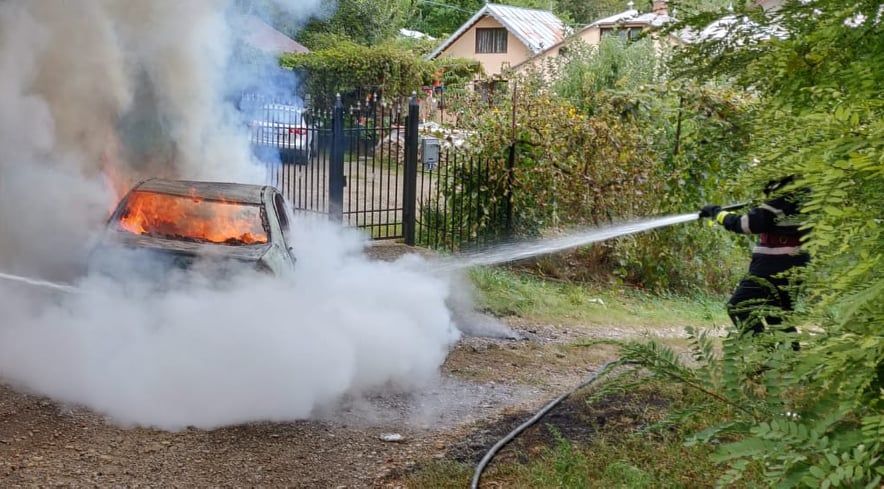 Un autoturism a fost cuprins de flăcări în cartierul Ițcani VIDEO