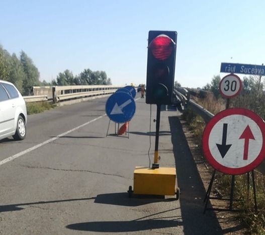 Podul de la Dornești a intrat în reparații. Timp de o lună circulația se va desfășura, alternativ, pe un sens de mers FOTO