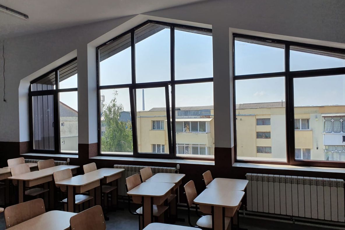 Șase noi săli de clasă amenajate prin mansardarea Școlii Generale nr. 10 Burdujeni