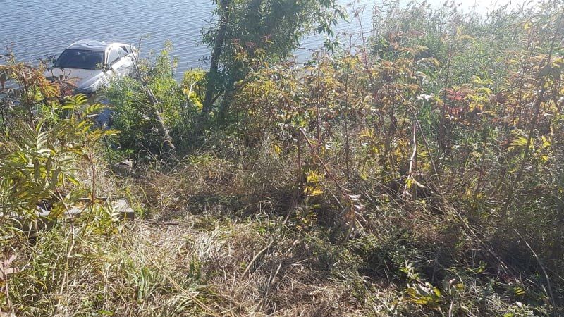 O șoferiță a plonjat cu mașina în iazul de la intrare în municipiul Fălticeni FOTO