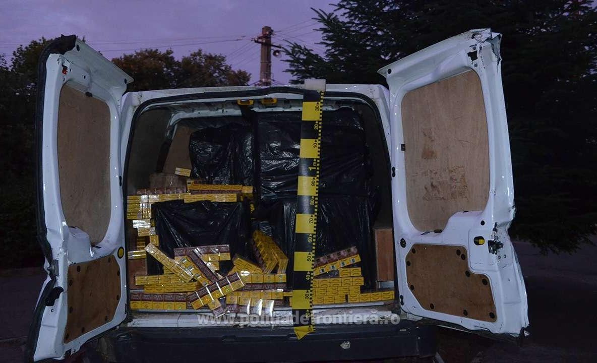 Microbuz plin cu țigări de contrabandă, depistat de polițiștii de frontieră în curtea unei case din Lupcina VIDEO