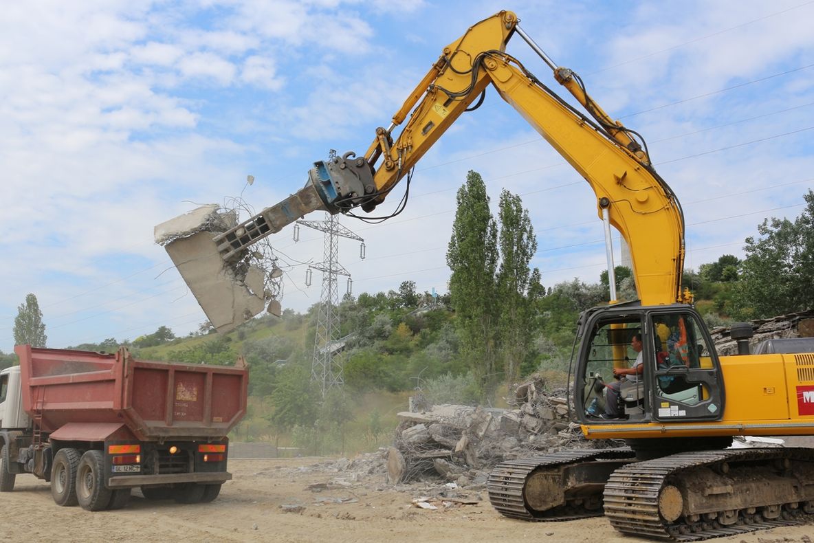 Un muncitor a ajuns la spital după ce un pod s-a rupt cu tot cu utilajul în care se afla