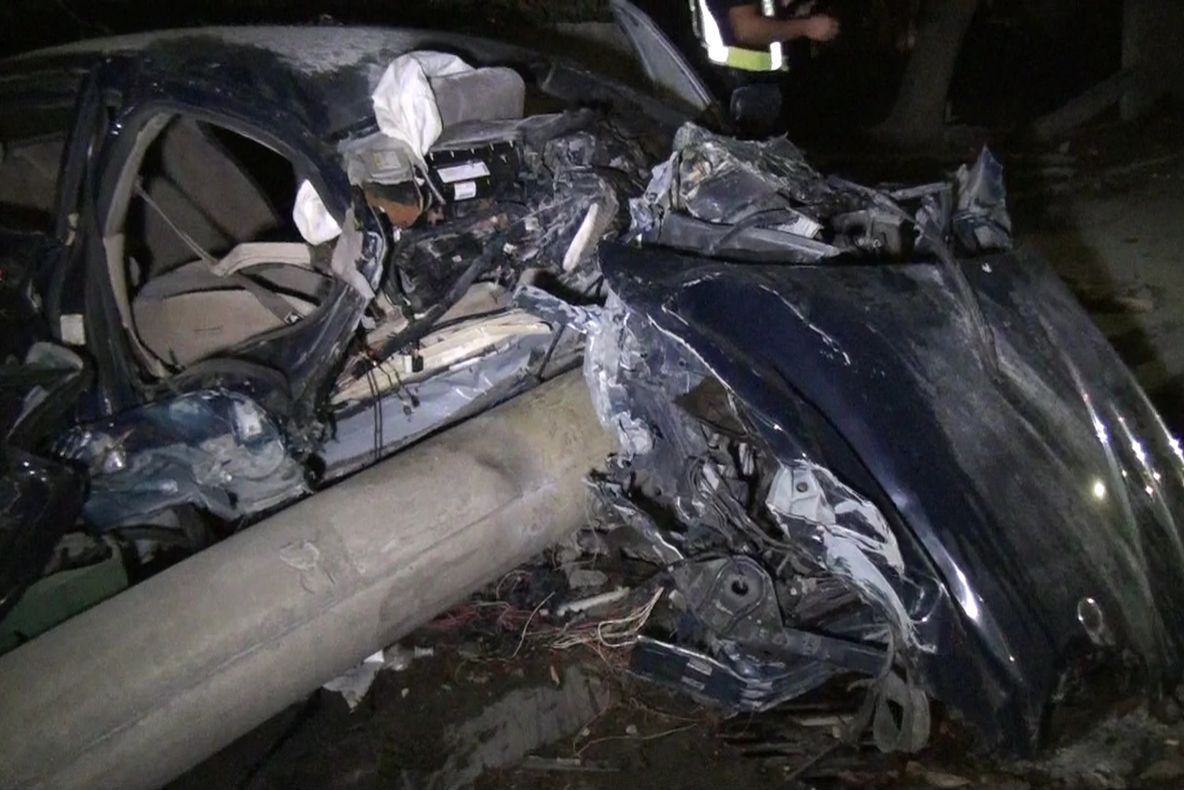 Autoturism încolăcit în jurul unui stâlp, în municipiul Suceava. După accident mașina a luat foc VIDEO