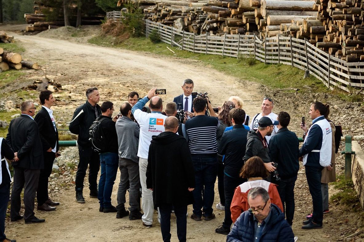 VIDEO Dan Barna s-a întâlnit, la Moldovița, cu activiștii care luptă împotriva tăierilor ilegale de pădure