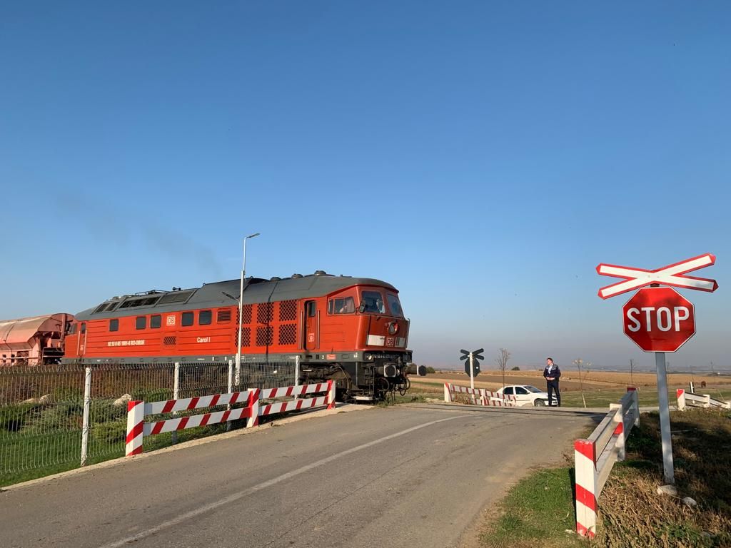 Șoferul unui autobuz a fost lăsat fără permis după ce nu a oprit la calea ferată, deși se apropia trenul FOTO
