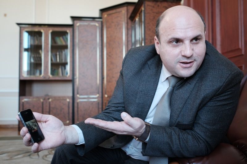 Președintele regiunii Cernăuți, Ioan Muntean, acuzat că ar fi primit o șpagă de 180.000 de dolari