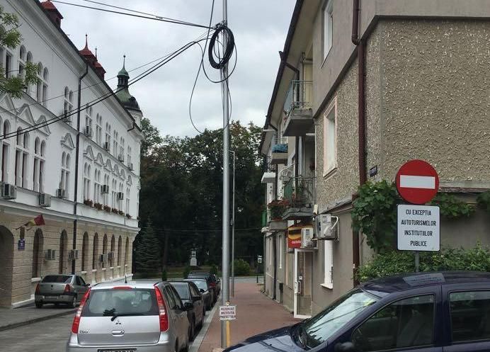 Locatarii unui bloc se opun transformării în parcare a străzii Libertății din municipiul Suceava