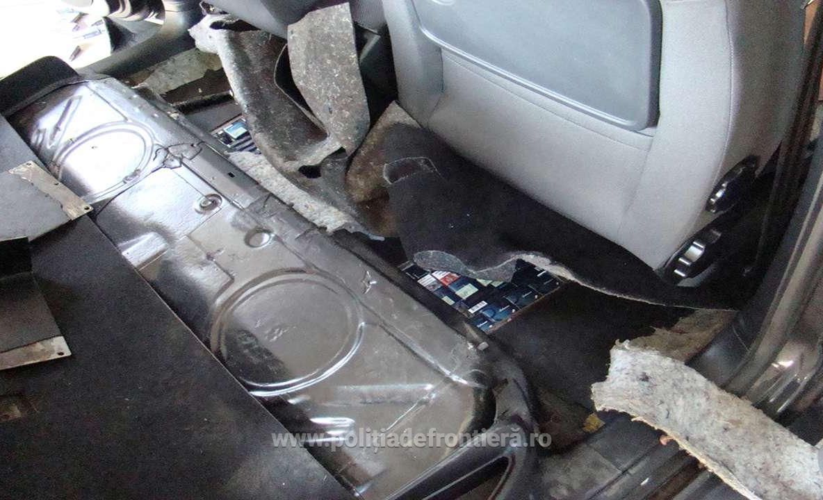 Țigări de contrabandă, descoperite în podeaua unui autoturism FOTO