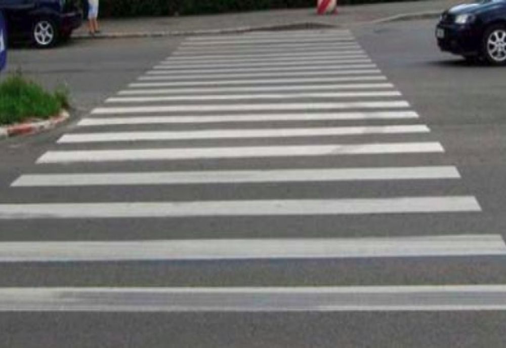 Tânără la spital după ce a fost lovită de o mașină pe trecerea de pietoni