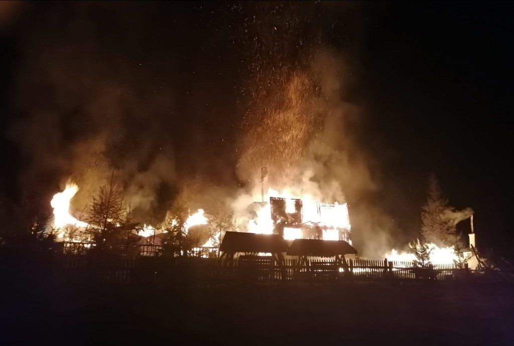 Incendiu pe o suprafață de 800 de metri pătrați la o cabană din Vatra Dornei