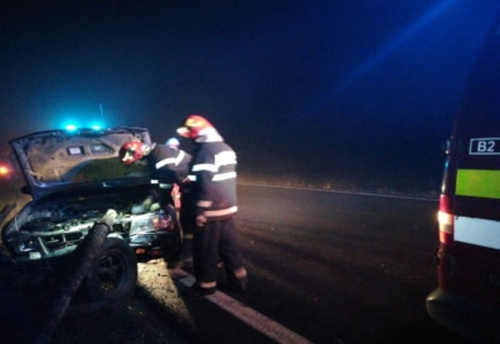 Un bărbat a fost grav rănit după ce un autoturism a izbit căruța în care se afla FOTO