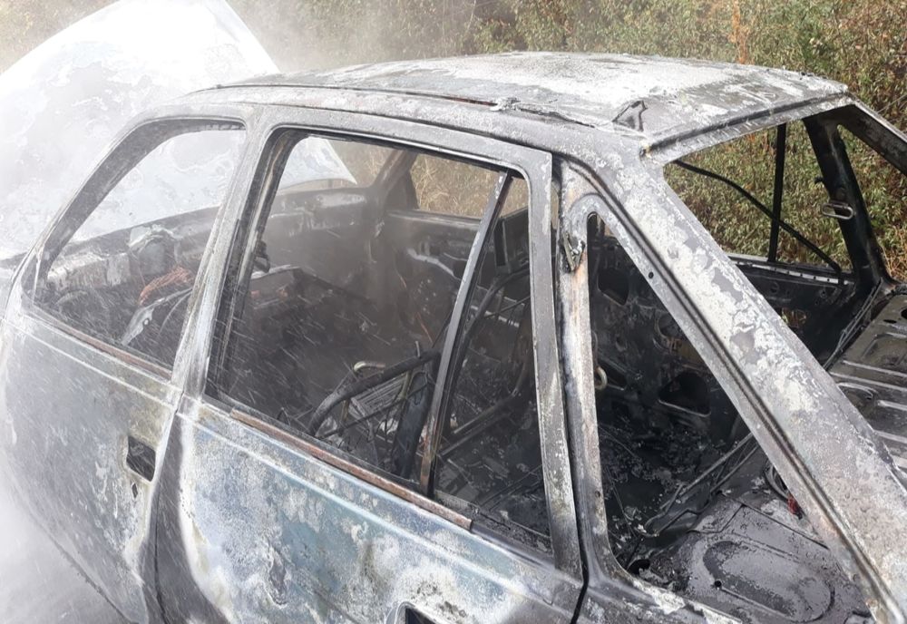 Un bărbat și-a incendiat din greșeală mașina în timp ce îi curăța interiorul