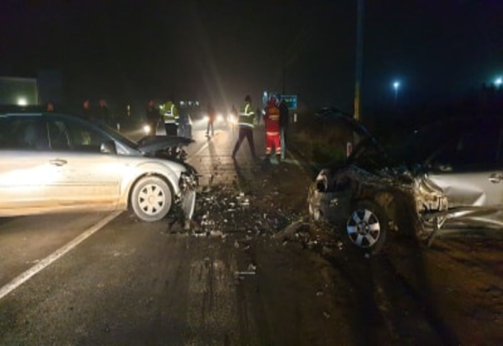 Accident cu trei victime după o coliziune între două autoturisme FOTO