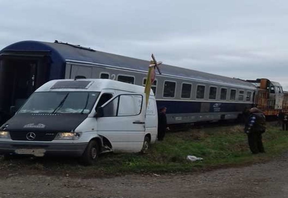 Accident la Gălănești. Un microbuz a fost lovit de tren FOTO