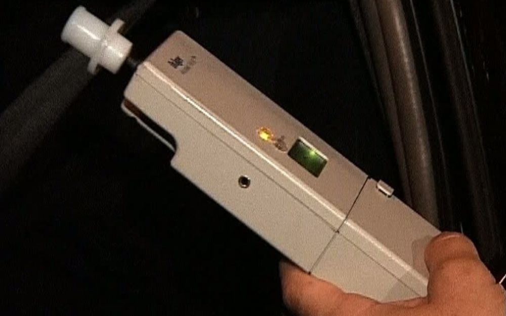 Un șofer era atât de beat, încât nu a putut fi testat cu etilotestul nici după zece încercări