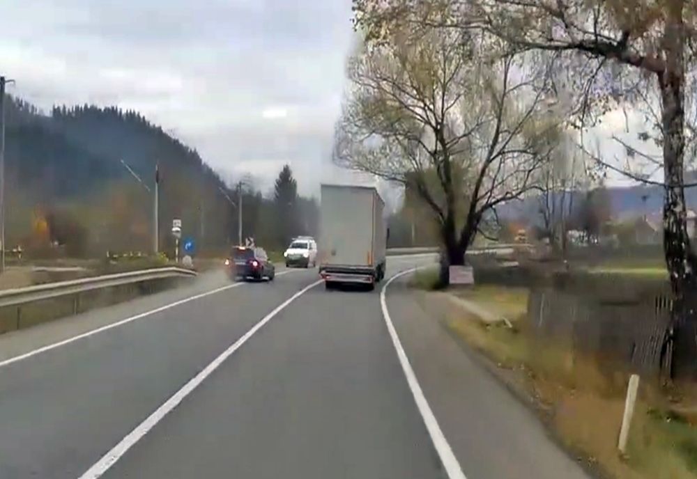 VIDEO Șoferul care a scandalizat toată țara cu o depășire criminală a rămas fără permis de conducere pentru 60 de zile