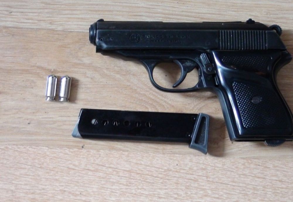 Angajatul unei firme de pază a intrat cu un pistol într-un casino unde a amenințat doi frați