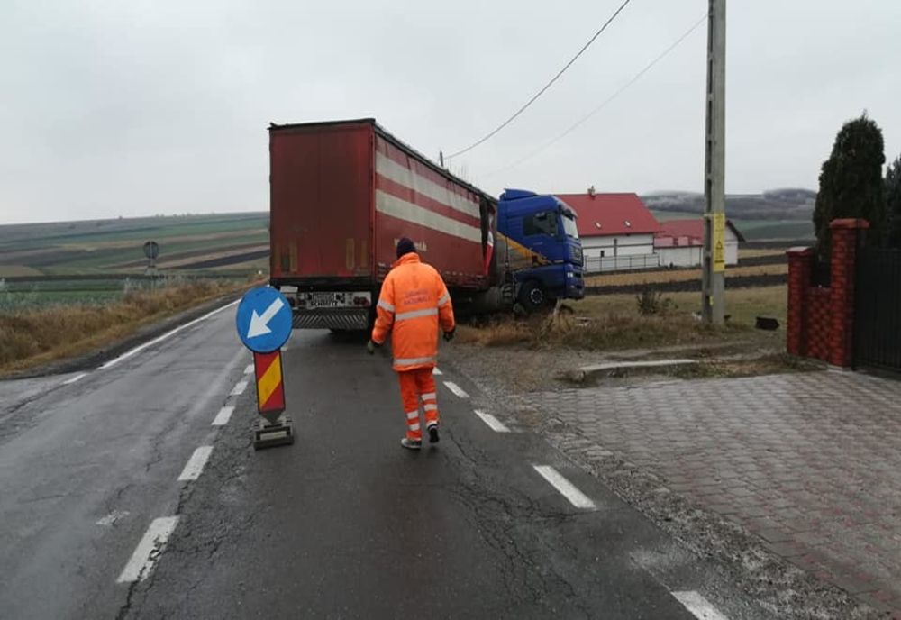 Un tir încărcat cu sare a ajuns în șanț la ieșire din localitatea Bălcăuți FOTO
