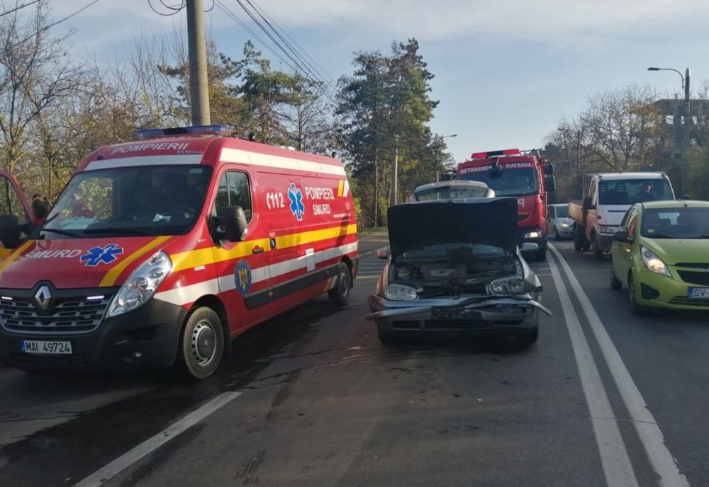 Accident în municipiul Suceava. O persoană a fost rănită după ce trei autoturisme s-au tamponat FOTO