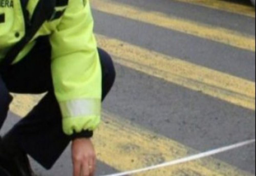 O fetiță de 12 ani a fost rănită grav de o șoferiță care a trecut pe roșu