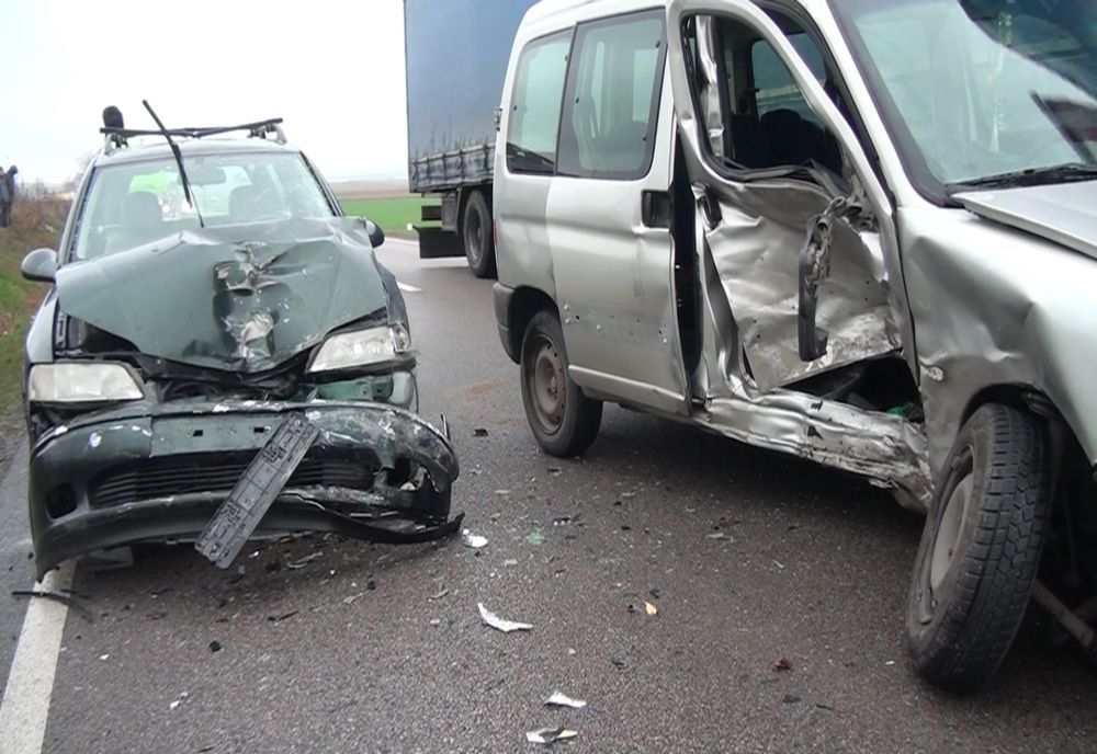 Un autoturism a derapat și a pătruns pe contrasens FOTO