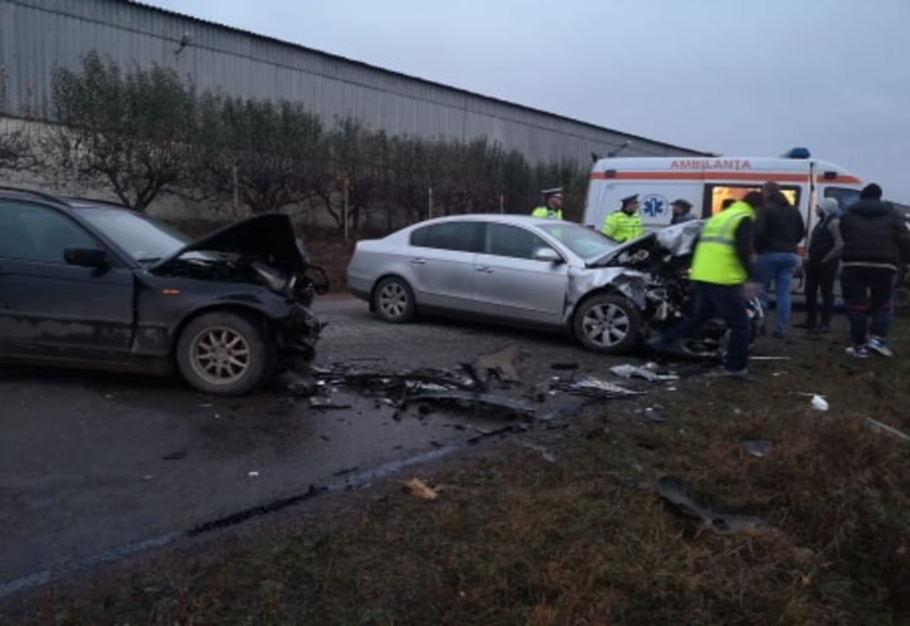 Accident soldat cu doi răniți, după o depășire neregulamentară FOTO