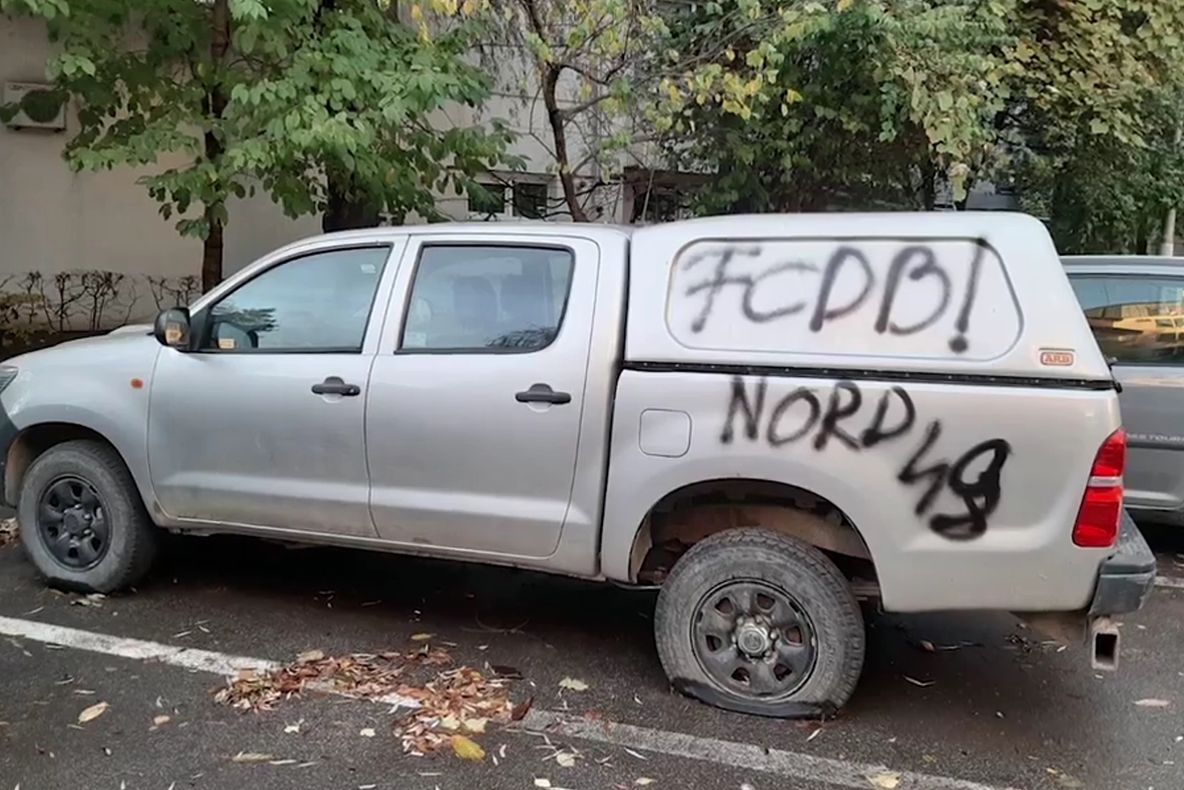Opt indivizi au vandalizat cu spray grafitti tot ce le-a ieșit în cale, după meciul de fotbal Foresta – Dinamo VIDEO