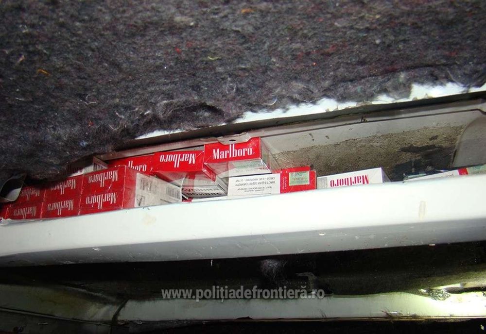 Țigări de contrabandă, ascunse în tavanul unui microbuz FOTO