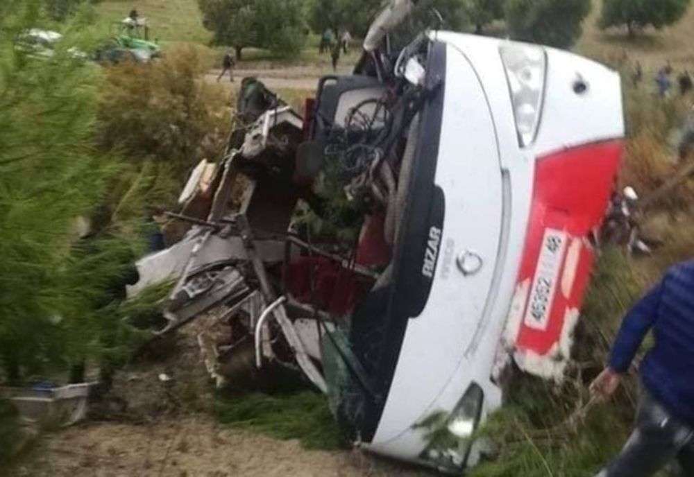 Autocar răsturnat într-o prăpastie: 17 morți și 36 de răniți