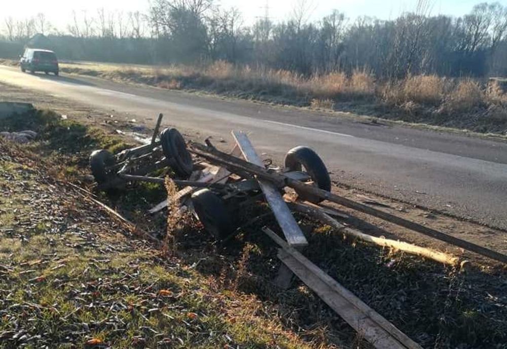 O persoană a fost rănită după ce o autoutilitară a intrat într-o căruță FOTO
