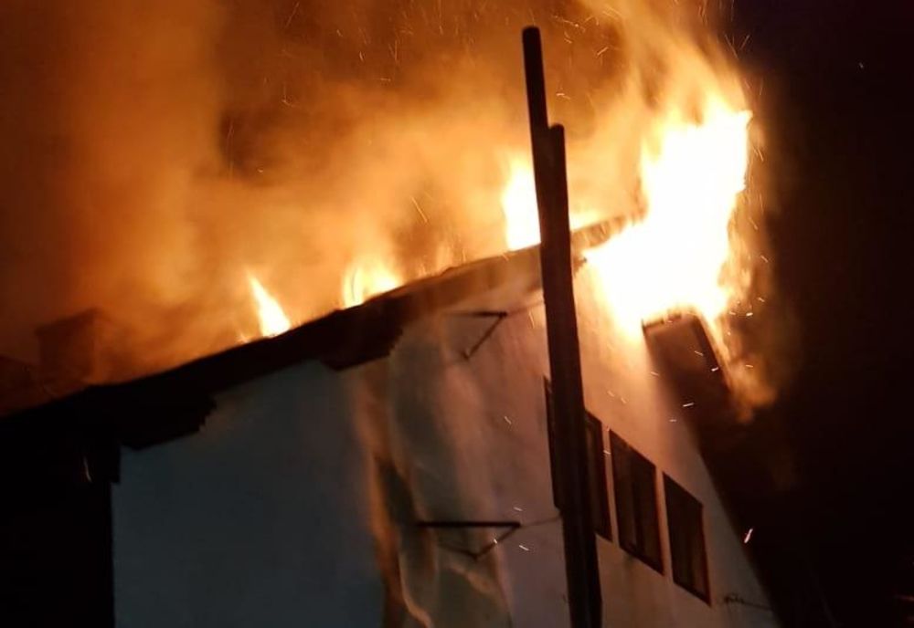 Incendiu puternic la clădirea unei brigăzi silvice din Poiana Stampei FOTO