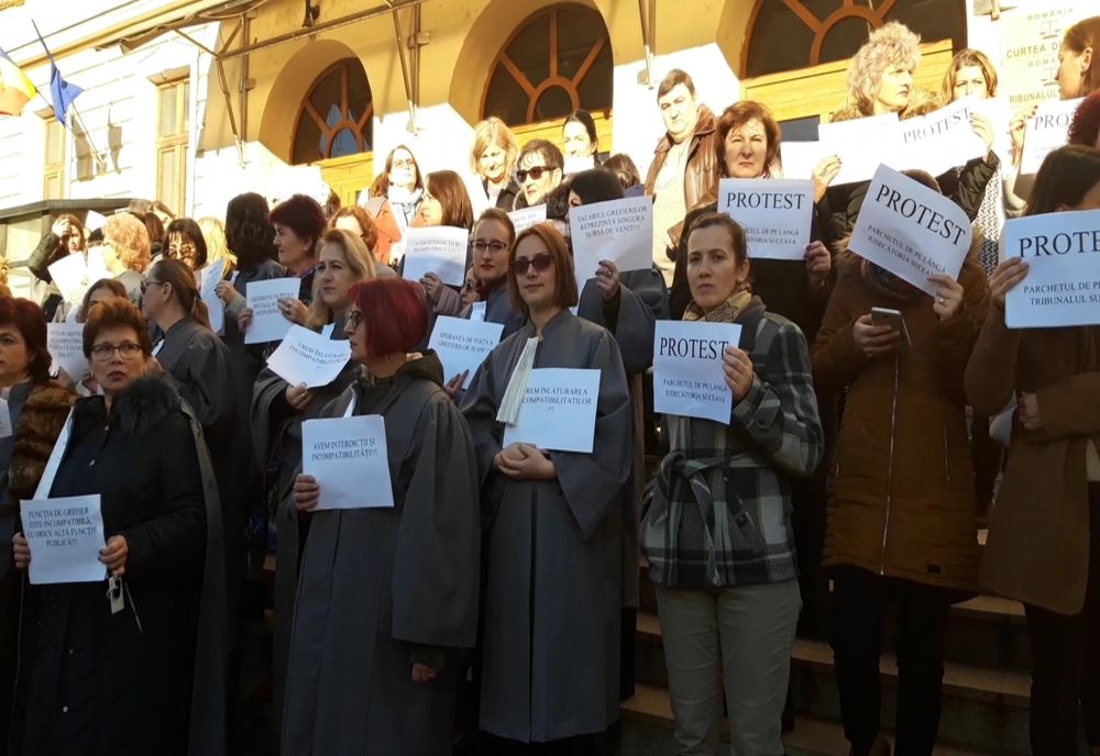 Peste o sută de grefieri suceveni au protestat în fața Palatului de Justiție VIDEO