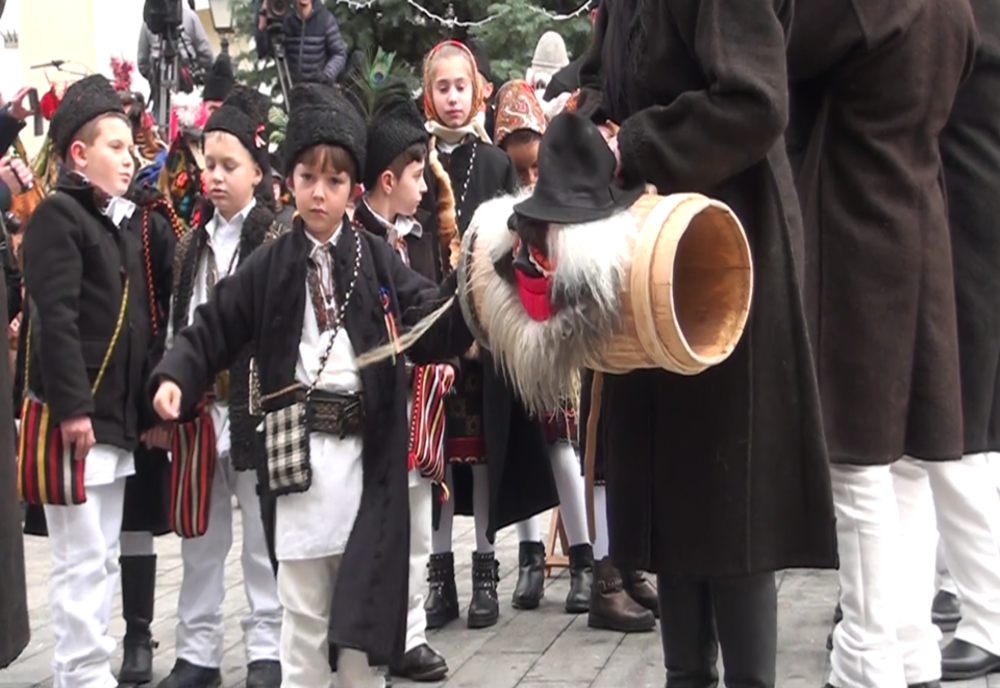 Peste 10.000 de spectatori la parada obiceiurilor de iarnă din Suceava. Printre aceștia și premierul Ludovic Orban VIDEO