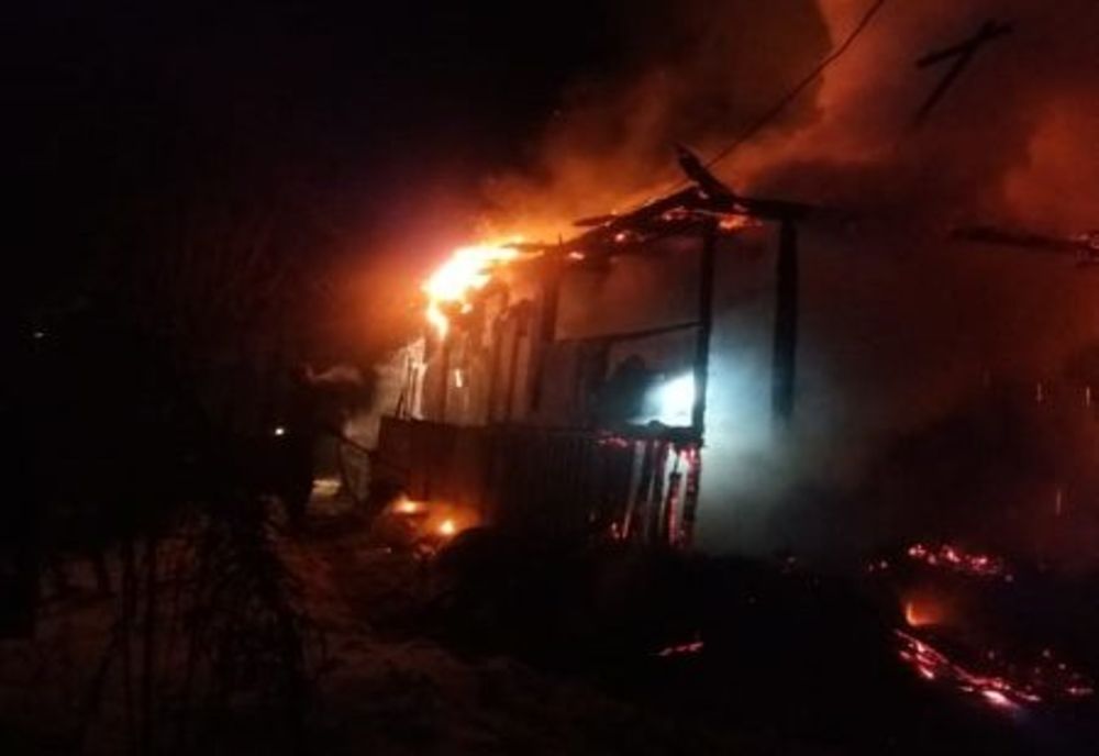 Tragedie la Zamostea. O bătrână a murit în casa cuprinsă de flăcări VIDEO