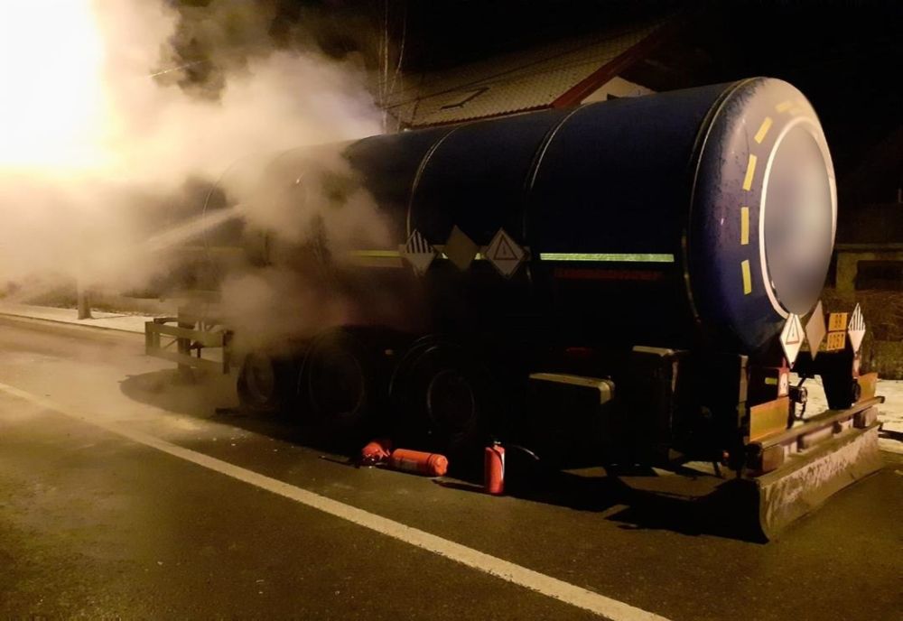 Un TIR încărcat cu bitum a luat foc în mers pe raza municipiului Câmpulung Moldovenesc FOTO