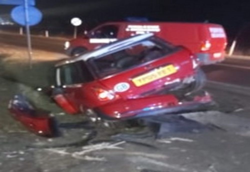 Trei persoane au fost rănite după ce au intrat cu mașina într-un cap de pod FOTO