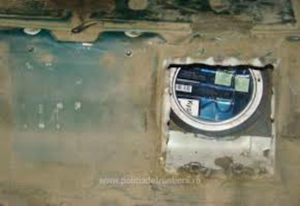 Țigări de contrabandă ascunse în rezervorul unui microbuz