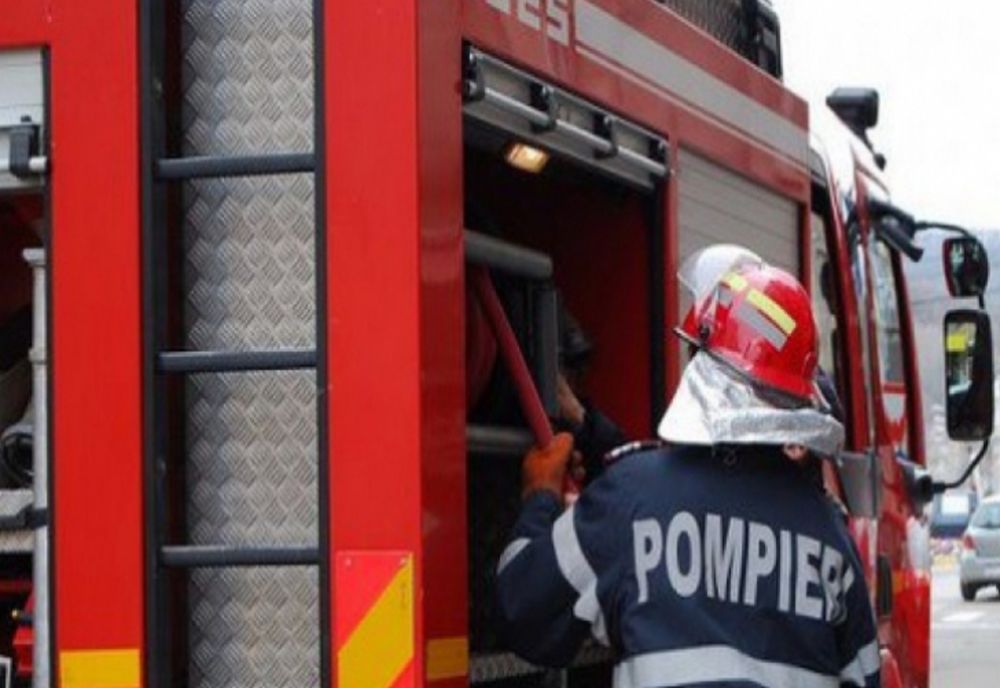 Incendiu la o casă din localitatea Frumosu. Două persoane au avut nevoie de îngrijiri medicale